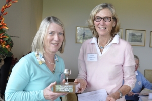 Winner Sue Thomas Ruyton receives her trophy from President Libby Nicholson